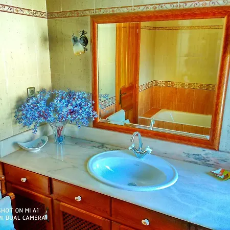 Casa Amplia Con Jardin Y Aparcamiento G-100147 *