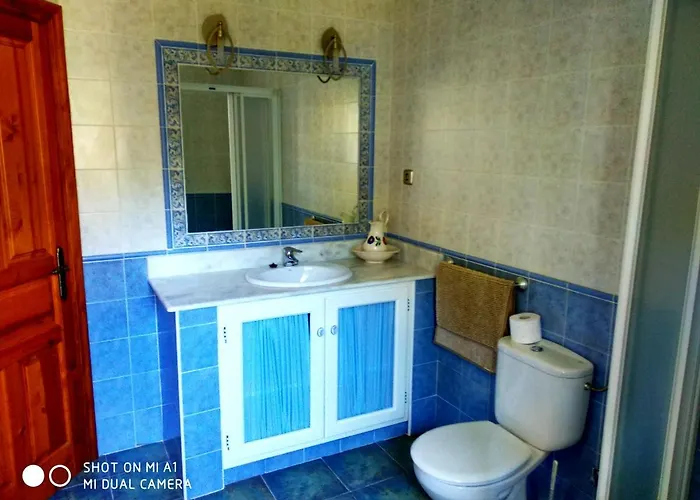 Casa Amplia Con Jardin Y Aparcamiento G-100147 *