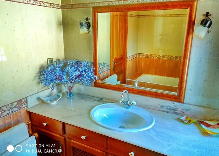 Casa Amplia Con Jardin Y Aparcamiento G-100147 *