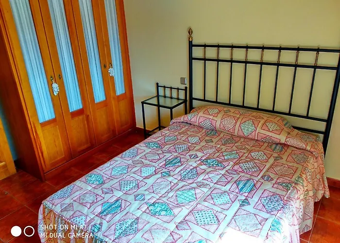 Casa Amplia Con Jardin Y Aparcamiento G-100147 *